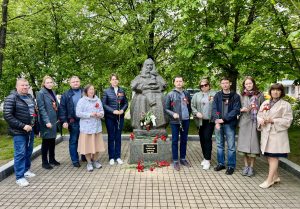 Сотрудники Института развития ребенка возложили цветы к мемориалу «Москвичам, погибшим при бомбежках»