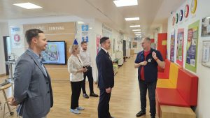Делегация Минпросвещения России посетила флагманскую площадку проекта госпитальных школ «УчимЗнаем»
